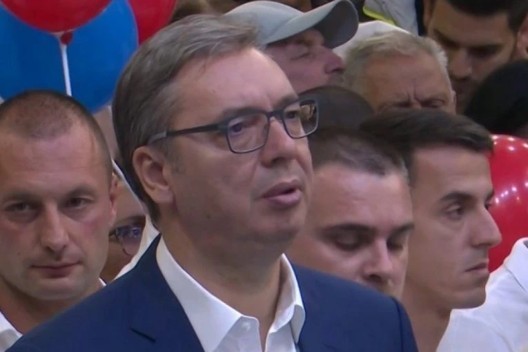 VELIKI SKUP "UJEDINJENE SRBIJE" U LAZAREVCU: Građani ovacijama dočekali Vučića!