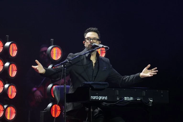 PETAR GRAŠO NAPRAVIO SPEKTAKL U PRESTONICI! Krcata sala doživela ekstazu - OVIM REČIMA POZDRAVIO BEOGRAD!