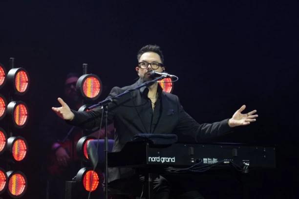 PETAR GRAŠO NAPRAVIO SPEKTAKL U PRESTONICI! Krcata sala doživela ekstazu - OVIM REČIMA POZDRAVIO BEOGRAD!