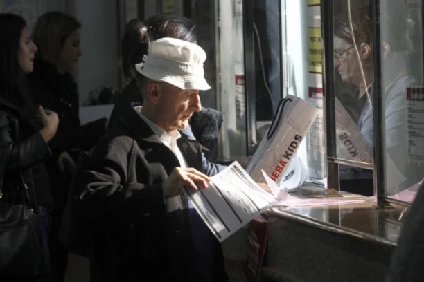 PIO FOND HITNO UPOZORIO GRAĐANE: Kucaju na vrata i nude poklone, a kada prođe mesec, novac nestaje sa računa!