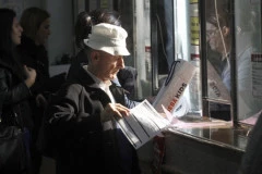 PIO FOND HITNO UPOZORIO GRAĐANE: Kucaju na vrata i nude poklone, a kada prođe mesec, novac nestaje sa računa!