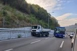 SUDAR AUTOBUSA I KAMIONA KOD BUBANJ POTOKA! Staklo rasuto svuda po putu, saobraćaj u kolapsu! (FOTO)