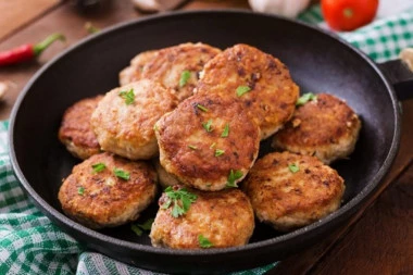 FAŠIRANE ŠNICLE kao iz bakine kuhinje: Uz ovaj recept biće sočne iznutra, a spolja savršeno rumene - u ovome je tajna!