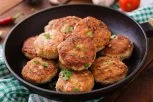 FAŠIRANE ŠNICLE kao iz bakine kuhinje: Uz ovaj recept biće sočne iznutra, a spolja savršeno rumene - u ovome je tajna!