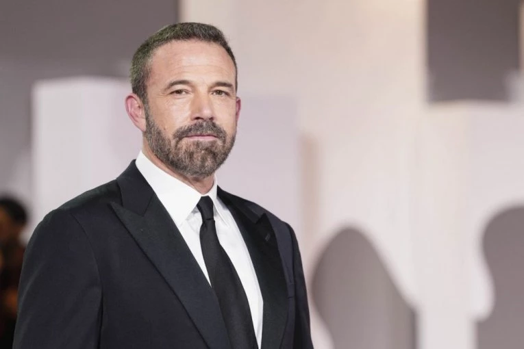 STAVIO KATANAC DOLE! Najveći šmeker među glumica više ne može da ima odnose - RAZLOG ĆE VAS ŠOKIRATI!