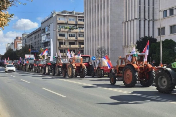 REPUBLIKA U NOVOM SADU! Veličanstvene scene pred skup Ujedinjene Srbije - poljoprivrednici stigli u grad! (VIDEO)