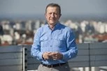 ŽIKA ŠARENICA STIGAO NA SAHRANU SUPRUGE: Voditelj SLOMLJEN od bola, tuga odzvanja grobljem!