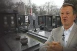 ŽIKA ŠARENICA STIGAO NA SAHRANU SUPRUGE: Voditelj SLOMLJEN od bola, tuga odzvanja grobljem!