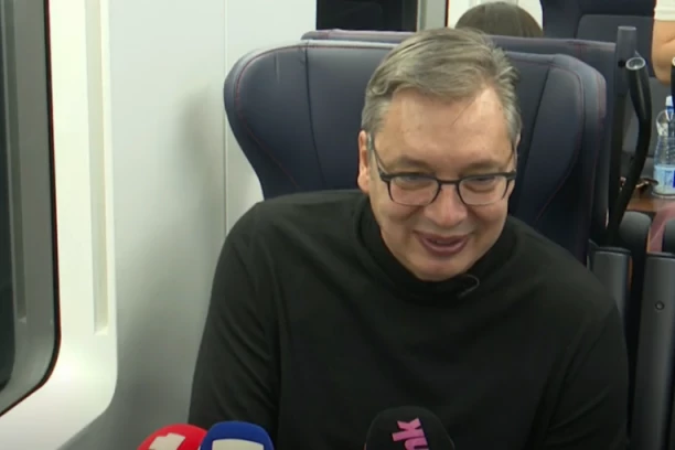 VUČIĆ U VOZU ZA NOVI SAD! Sve se ori od "Ruzmarina" i "Generale, nek je tvojoj majci hvala" - Na Trgu slobode čeka ga masa naroda, stiže i Fico! (FOTO, VIDEO)