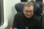 VUČIĆ U VOZU ZA NOVI SAD! Sve se ori od "Ruzmarina" i "Generale, nek je tvojoj majci hvala" - Na Trgu slobode čeka ga masa naroda, stiže i Fico! (FOTO, VIDEO)
