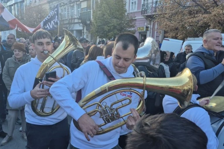 SVE SE ORI OD "RUZMARINA" I "PEVAJ, SRBIJO!" Trg slobode u Novom Sadu dupke pun dva sata pre početka velikog skupa - POGLEDAJTE FANTATIČNU ATMOSFERU! (FOTO, VIDEO)