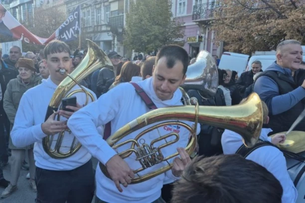 SVE SE ORI OD "RUZMARINA" I "PEVAJ, SRBIJO!" Trg slobode u Novom Sadu dupke pun dva sata pre početka velikog skupa - POGLEDAJTE FANTATIČNU ATMOSFERU! (FOTO, VIDEO)