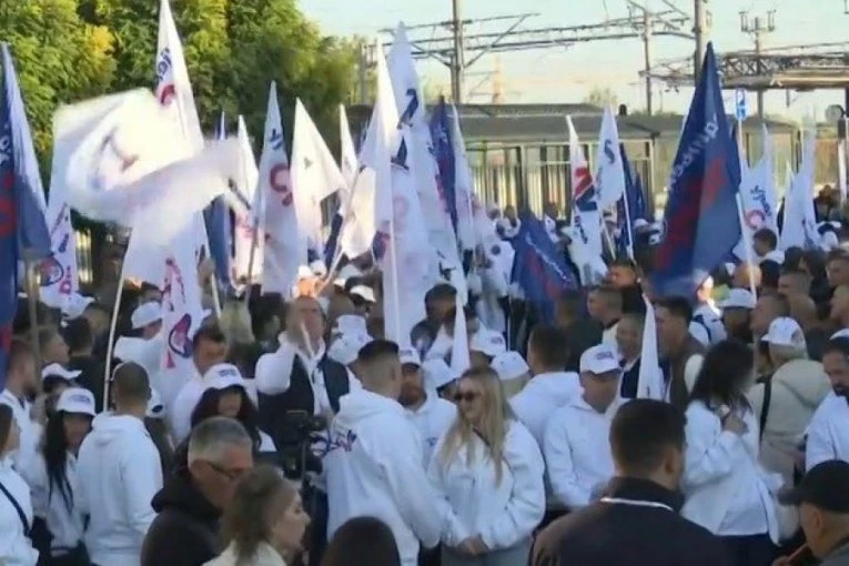 "POJAČAJTE SAD TAJ "RUZMARIN"! Vučić stigao u Petrovaradin - Čeka ga veliki broj pristalica na stanici! (FOTO, VIDEO)