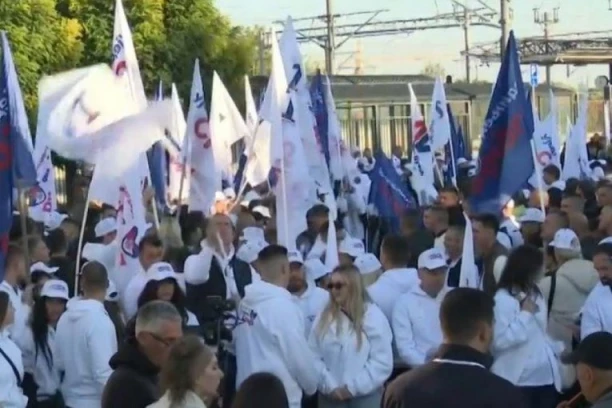 "POJAČAJTE SAD TAJ "RUZMARIN"! Vučić stigao u Petrovaradin - Čeka ga veliki broj pristalica na stanici! (FOTO, VIDEO)