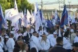 "POJAČAJTE SAD TAJ "RUZMARIN"! Vučić stigao u Petrovaradin - Čeka ga veliki broj pristalica na stanici! (FOTO, VIDEO)