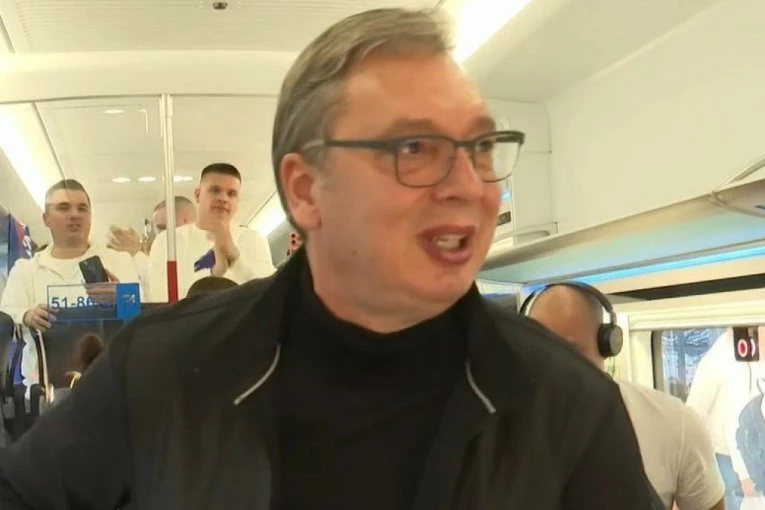 "POJAČAJTE SAD TAJ "RUZMARIN"! Vučić stigao u Petrovaradin - Sačekao ga veliki broj pristalica na stanici! (FOTO, VIDEO)