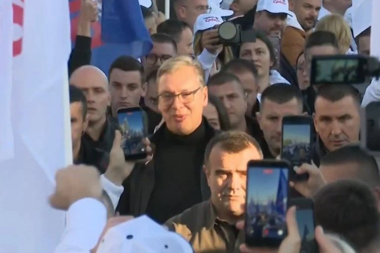 "POJAČAJTE SAD TAJ "RUZMARIN"! Vučić stigao u Petrovaradin - Sačekao ga veliki broj pristalica na stanici! (FOTO, VIDEO)