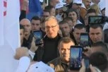 "POJAČAJTE SAD TAJ "RUZMARIN"! Vučić stigao u Petrovaradin - Sačekao ga veliki broj pristalica na stanici! (FOTO, VIDEO)