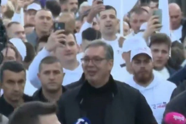 VUČIĆ S NARODOM U ŠETNJI OD PETROVARADINA DO TRGA SLOBODE! Sve se ori od "Aco, Srbine", građani ga pozdravljaju! (FOTO, VIDEO)