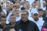VUČIĆ S NARODOM U ŠETNJI OD PETROVARADINA DO TRGA SLOBODE! Sve se ori od "Aco, Srbine", građani ga pozdravljaju! (FOTO, VIDEO)