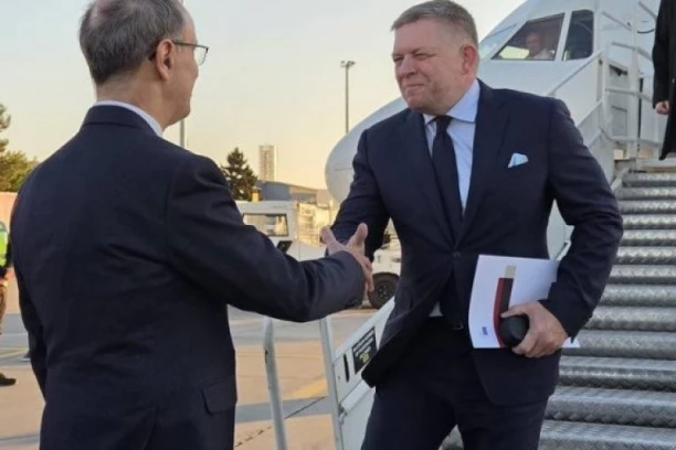 FICO STIGAO U BEOGRAD, IDE KA NOVOM SADU! Vučića prati 2.000 bajkera tokom šetnje sa narodom, bakljada na mostu - FANTASTIČNE SLIKE U SRPSKOJ ATINI! (FOTO, VIDEO)