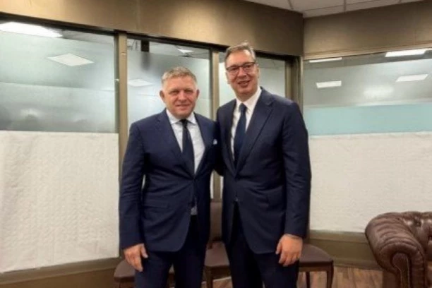 FICO STIGAO U NOVI SAD, DOČEKAO GA VUČIĆ! Više od 100.000 ljudi na Trgu slobode ih čeka - FANTASTIČNE SLIKE U SRPSKOJ ATINI PRED SKUP "UJEDINJENE SRBIJE" (FOTO, VIDEO)