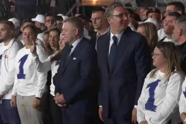 FICO I VUČIĆ STIGLI NA TRG SLOBODE! Više od 100.000 ljudi ih dočekalo, sve se ori od "VUČIĆ ALEKSANDAR" - Počeo veliki skup "Ujedinjene Srbije" u Novom Sadu (FOTO, VIDEO)