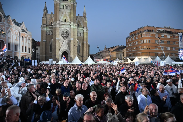 OGLASIO SE MUP NAKON VELIČANSTVENOG SKUPA U NOVOM SADU: 110.000 ljudi bilo uz Vučića na Trgu Slobode!