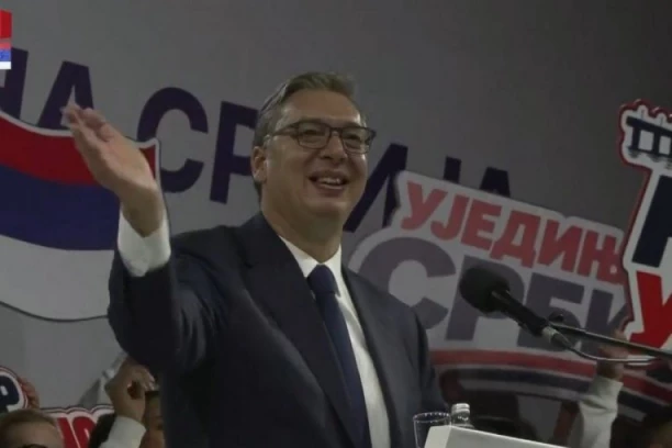 VUČIĆ IZAŠAO NA BINU, PEVA SA OKUPLJENOM MASOM "RUZMARIN"! Trg slobode u Novom Sadu se ori od "Vučić Aleksandar"