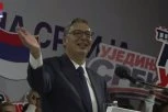 VUČIĆ IZAŠAO NA BINU, PEVA SA OKUPLJENOM MASOM "RUZMARIN"! Trg slobode u Novom Sadu se ori od "Vučić Aleksandar"