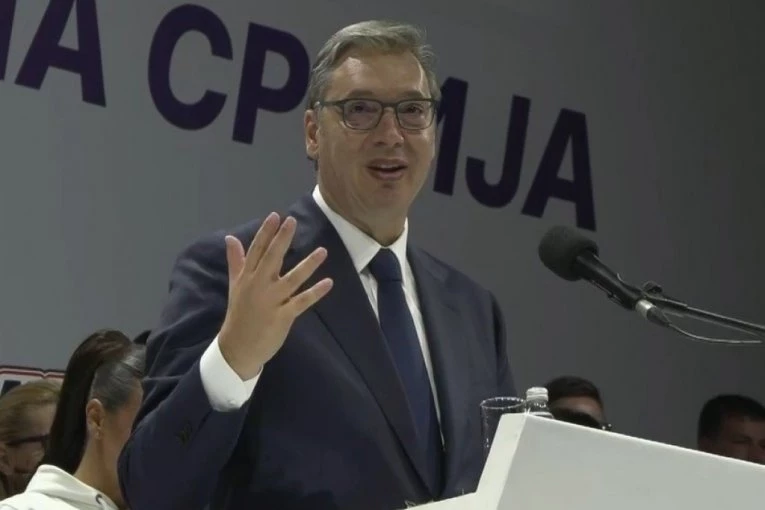 EMOTIVNO O PORODICI, PRIJATELJIMA, POLITIČKIM PRITISCIMA I ODGOVORNOSTI! Aleksandar Vučić večeras od 22.15 gost emisije "Neispičano" na Kurir TV!