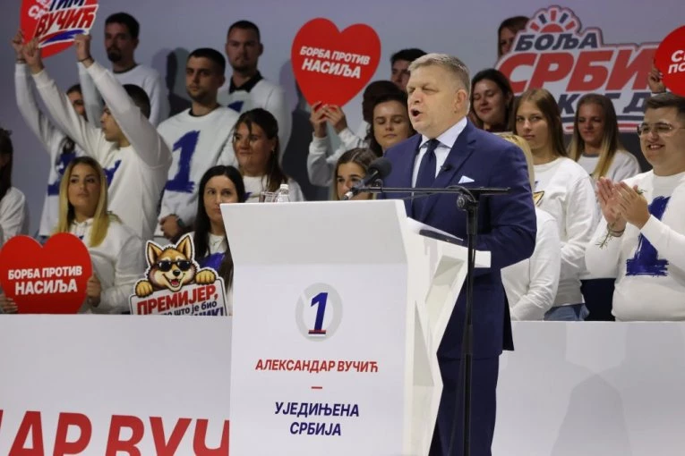 FICO SE POJAVIO NA VELIČANSTVENOM SKUPU UJEDINJENE SRBIJE U NOVOM SADU I ZAPUŠIO USTA BLOKADERIMA: Slovenački premijer podržao Aleksandra Vučića