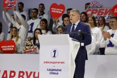 FICO SE POJAVIO NA VELIČANSTVENOM SKUPU UJEDINJENE SRBIJE U NOVOM SADU I ZAPUŠIO USTA BLOKADERIMA: Premijer Slovačke podržao Aleksandra Vučića