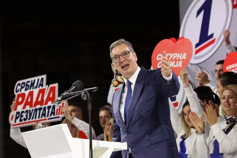 "GLASAJTE ZA ALEKSANDRA VUČIĆA!" Važna poruka iz SAD stigla biračima u Srbiji, popularna aktivistkinja raskrinkala blokadere: Oni su kao Antifa (VIDEO)