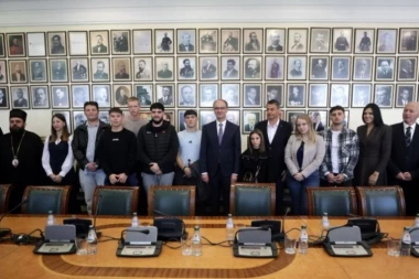 ZNANJE ČUVA KORENE: Kako obrazovanje u Srbiji pomaže mladim Srbima iz regiona