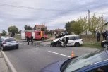 TEŠKA SAOBRAĆAJNA NEZGODA KOD ŠAPCA! Pokušao da zaobiđe kolonu i izgubuo kontrolu