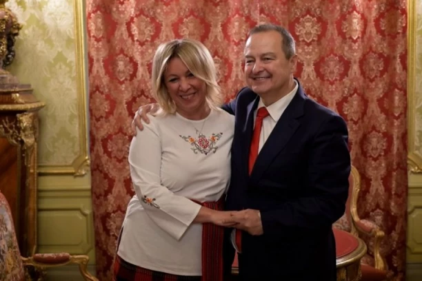 ZAHAROVOJ POKLONIO SRPSKU NARODNU NOŠNJU, ONA JE ODMAH OBUKLA! Ivica Dačić u poseti Moskvi - Medvedev i Šojgu mu poželeli sreću na izborima, sreo se i sa Sergejom Lavrovim! (FOTO)