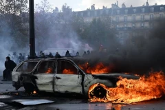 OPŠTE LUDILO U FRANCUSKOJ, SITUACIJA IZMAKLA KONTROLI! Demonstranti pale institucije, napadaju policiju, pljačkaju - ČOVEKU OTKINUTA ŠAKA, NA STOTINE UHAPŠENIH! (FOTO, VIDEO)