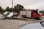 VATROGASCI IZVLAČILI POVREĐENE! Stravična nesreća kod Čačka - automobil se zakucao u zaštitnu ogradu! (FOTO)