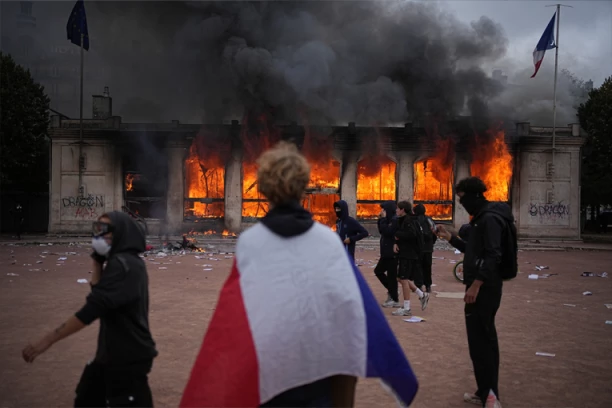 HOROR SCENE NA PROTESTIMA U FRANCUSKOJ! Masovne tuče, gore institucije, TINEJDŽERU EKSPLODIRALA BOMBA U RUCI (FOTO)