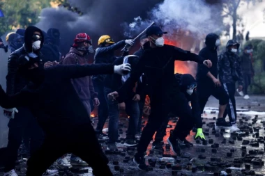 ZAPALILI POLICAJCE I SVE PRED SOBOM! U Albaniji gori, snimak pripadnika "Škorpiona" u plamenu frapirao svet! (UZNEMIRUJUĆI VIDEO)