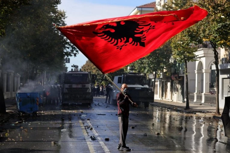 HAOS U ALBANIJI SE NE SMIRUJE: Protesti u više gradova, demonstranti traže ostavku Edija Rame