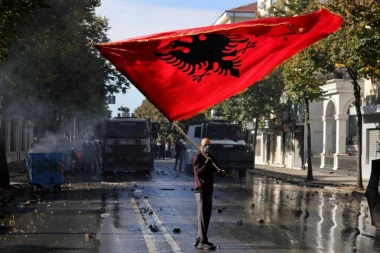 HAOS U ALBANIJI SE NE SMIRUJE: Protesti u više gradova, demonstranti traže ostavku Edija Rame
