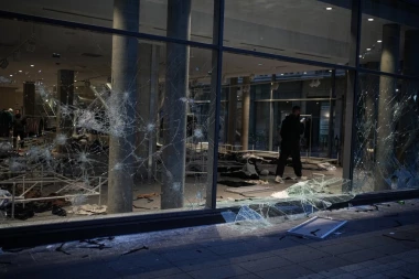 PRVO ZAPALILI FRANCUSKU, a onda počeli da PLJAČKAJU! Opustošen Hermes, Louis Vuitton, Apple...