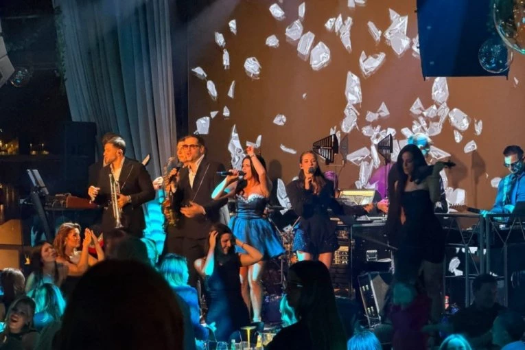 Zagrevanje pred solistički koncert: Chegi bend napravio ludnicu u Beogradu uoči spektakla, publika u transu (FOTO + VIDEO)