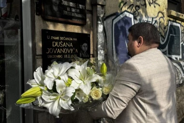 BEOGRAD SE KLANJA "USPOMENI NA JEDNOG DEČAKA": Igor Jovanović odao počast Dušanu Jovanoviću