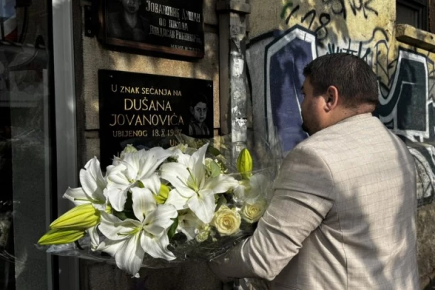 BEOGRAD SE KLANJA "USPOMENI NA JEDNOG DEČAKA": Igor Jovanović odao počast Dušanu Jovanoviću