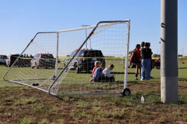 Tragedija na fudbalskom terenu: Dečak i muškarac stradali kada je žena uletela kolima na stadion