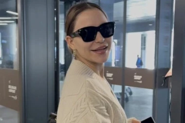 SRPSKA PEVAČICA NA RAMENU NOSI VIŠE OD 11.000 EVRA! Prošetala aerodromom kao sav normalan svet, svi gledaju u OVAJ detalj! (VIDEO)