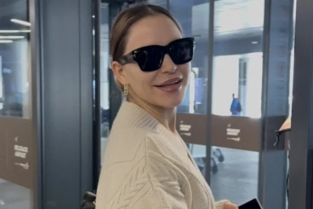 SRPSKA PEVAČICA NA RAMENU NOSI VIŠE OD 11.000 EVRA! Prošetala aerodromom kao sav normalan svet, svi gledaju u OVAJ detalj! (VIDEO)